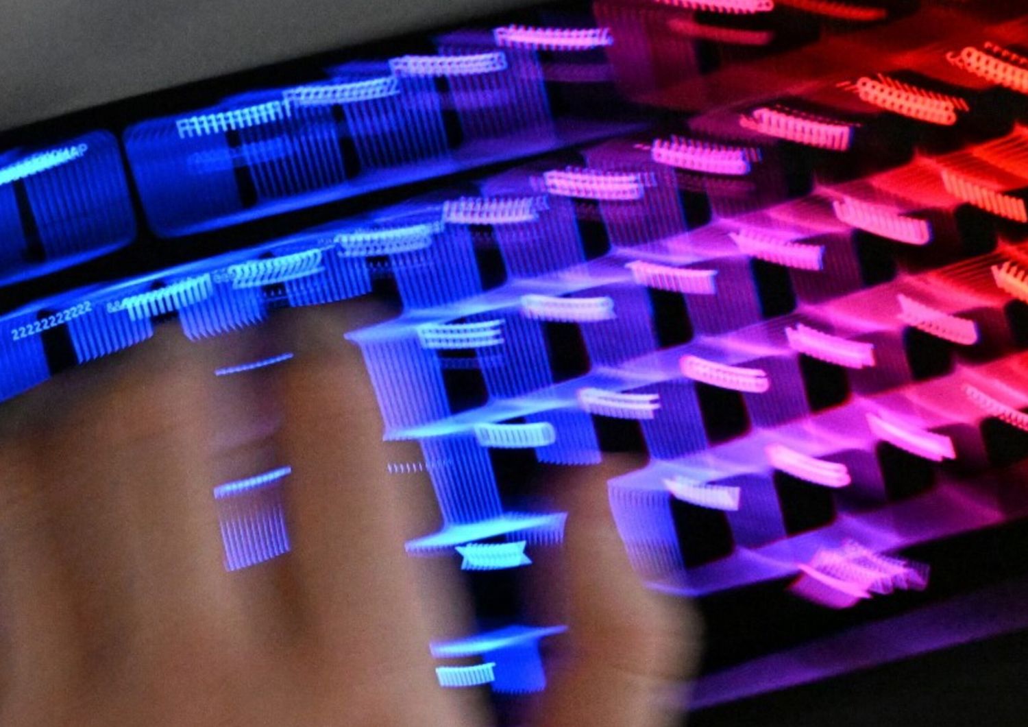 Un joueur en compétition utilise un clavier éclairé pour s'entraîner