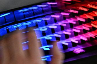 Un joueur en compétition utilise un clavier éclairé pour s'entraîner