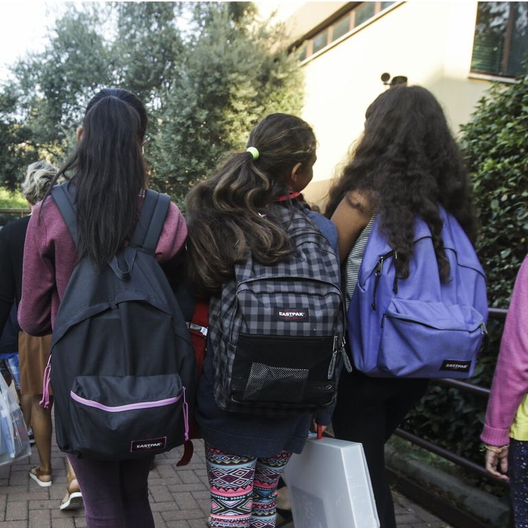 Ragazze entrano a scuola a Roma