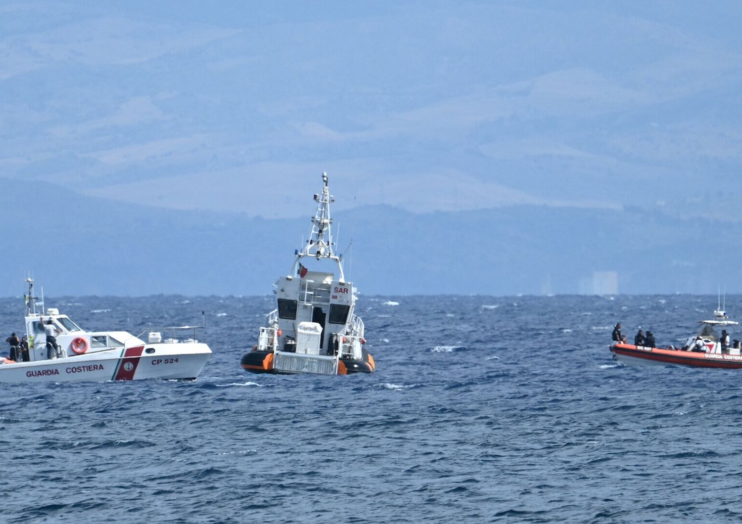 Mezzi impegnati nelle ricerche dello yacht affondato