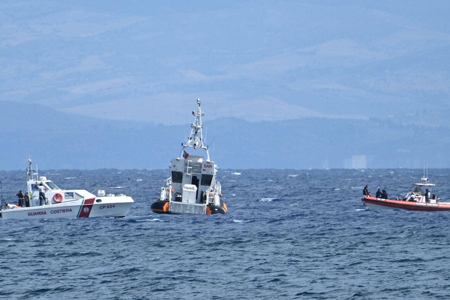 Mezzi impegnati nelle ricerche dello yacht affondato