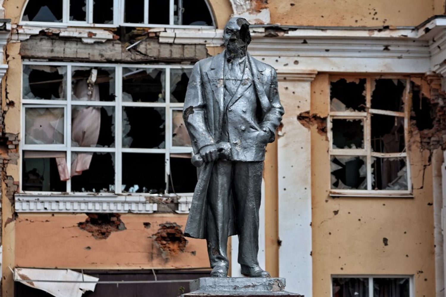 Statua di Lenin danneggiata a Sudzha, citta del Kursk russo controllata dagli ucraini