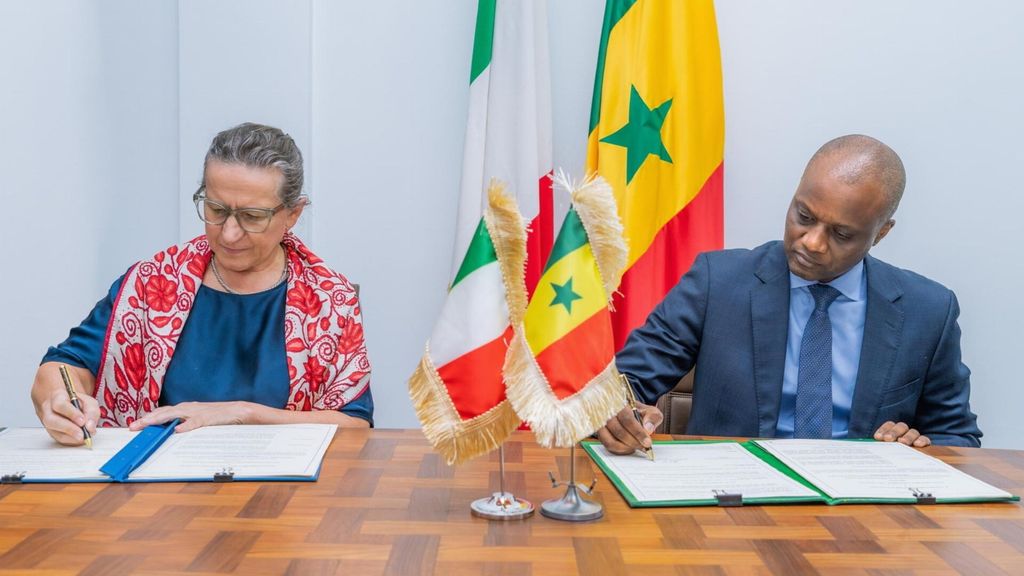 L'ambassatrice italienne au Sénégal, Caterina Bertolini et  le ministre sénégalais de l'Economie, de la planification et de la coopération, Abdourahmane Sarr signent le nouvel accord