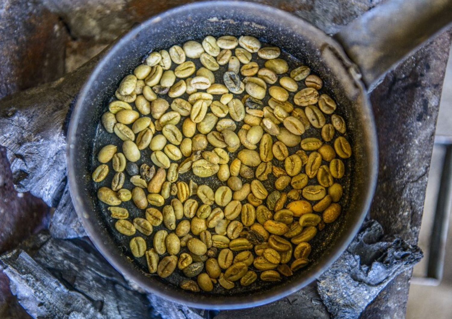 Torréfaction de grains de café en Érythrée