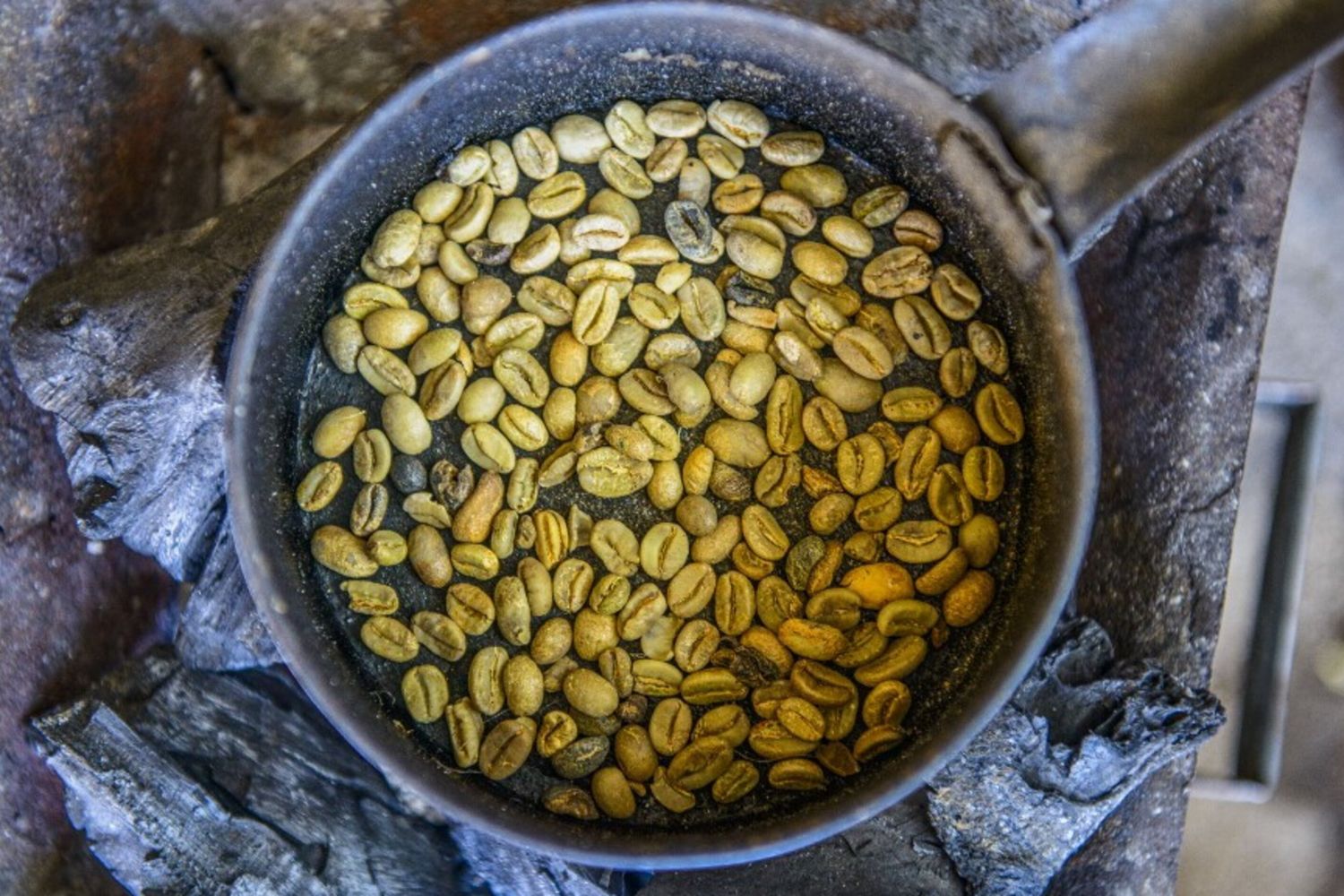 Torréfaction de grains de café en Érythrée