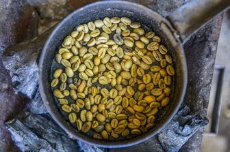 Torréfaction de grains de café en Érythrée