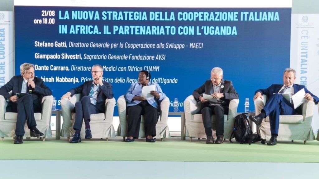 Les intervenants au panel sur la nouvelle stratégie de coopération italienne en Afrique et le partenariat avec l'Ouganda, Rimini,  août 2024