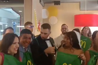 sposi poveri festeggiano al mcdonalds