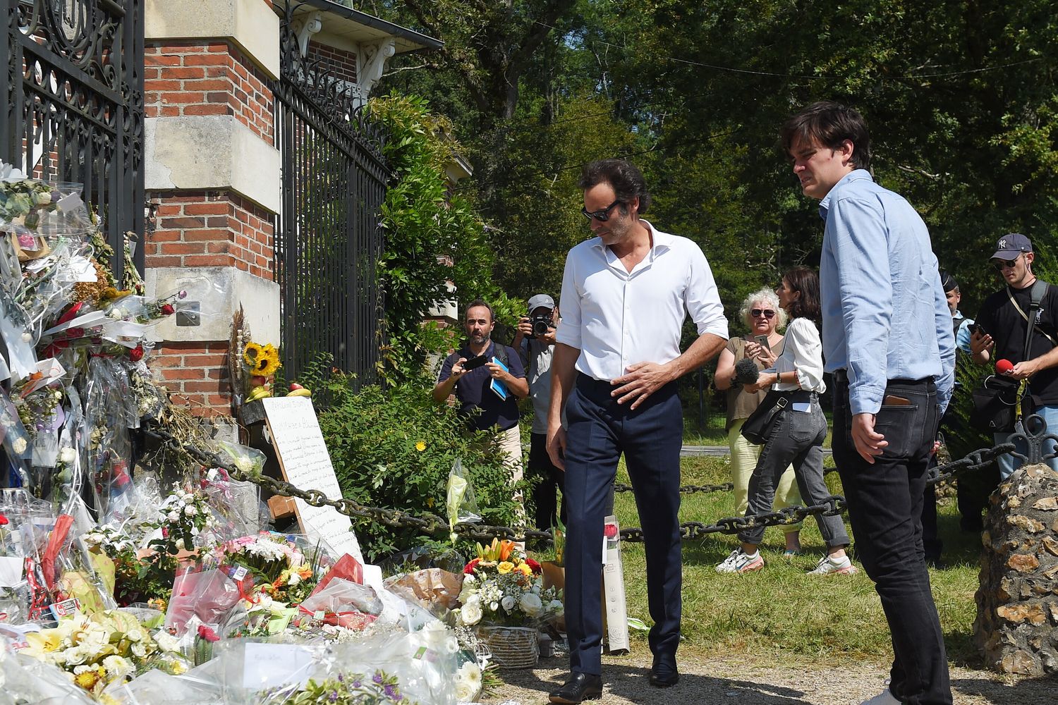 I figli di Delon osservano gli omaggi lasciati al padre