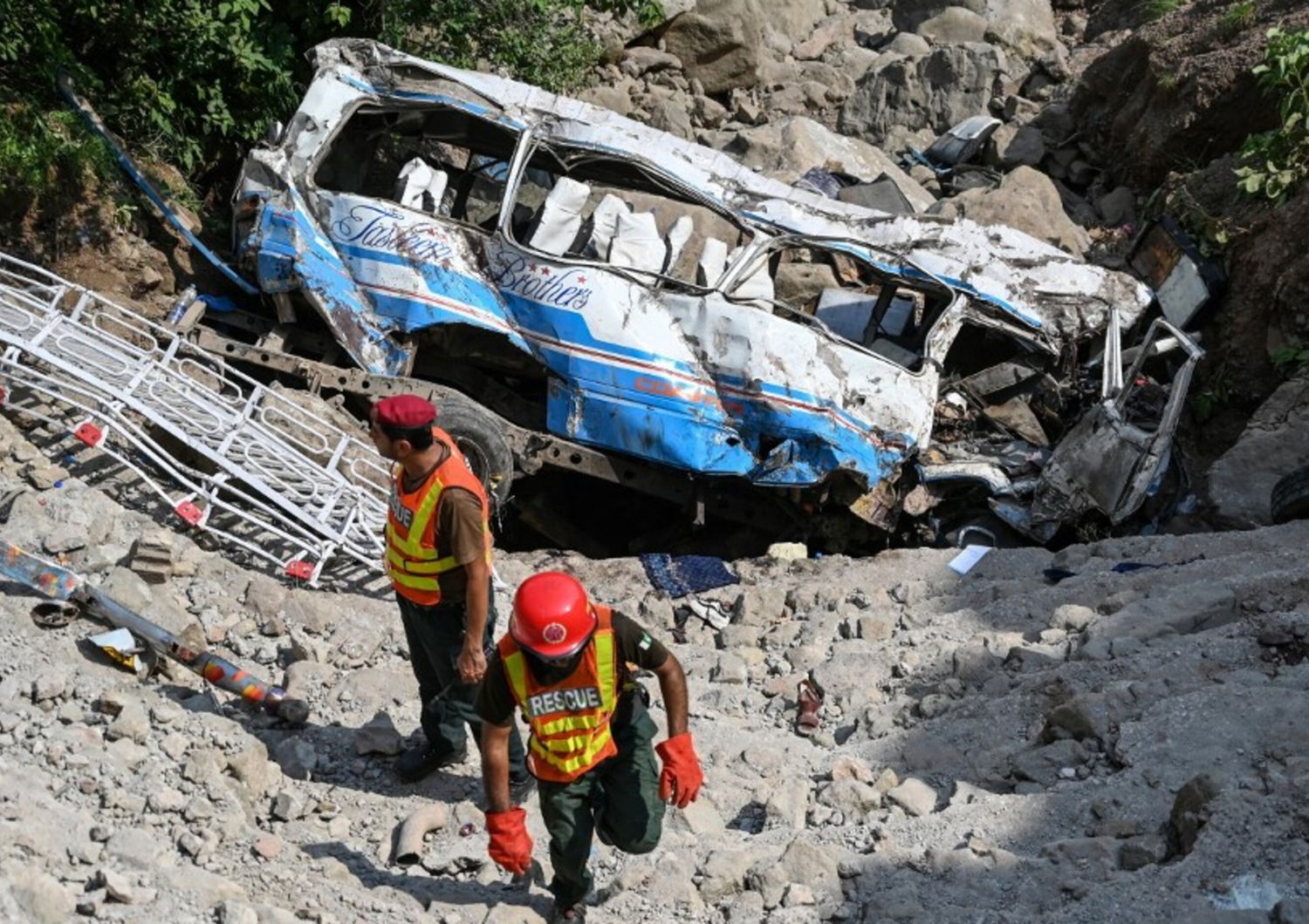 l'autobus che si è ribaltato in Pakistan