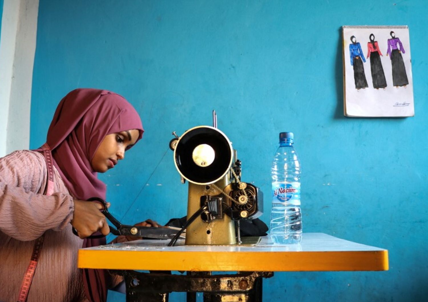 Une jeune étudiante de Mogadiscio se forme comme  styliste professionnelle de mode