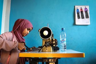 Une jeune étudiante de Mogadiscio se forme comme  styliste professionnelle de mode