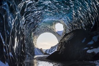 Grotta di ghiaccio Jokulsarlon in Islanda