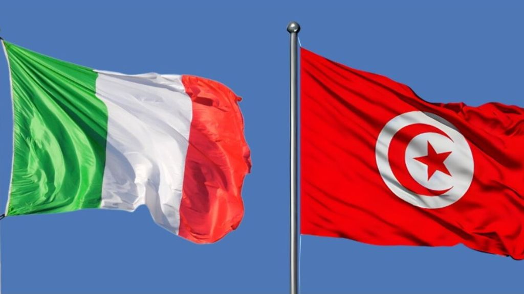 Les drapeaux de la Tunisie et de l'Italie