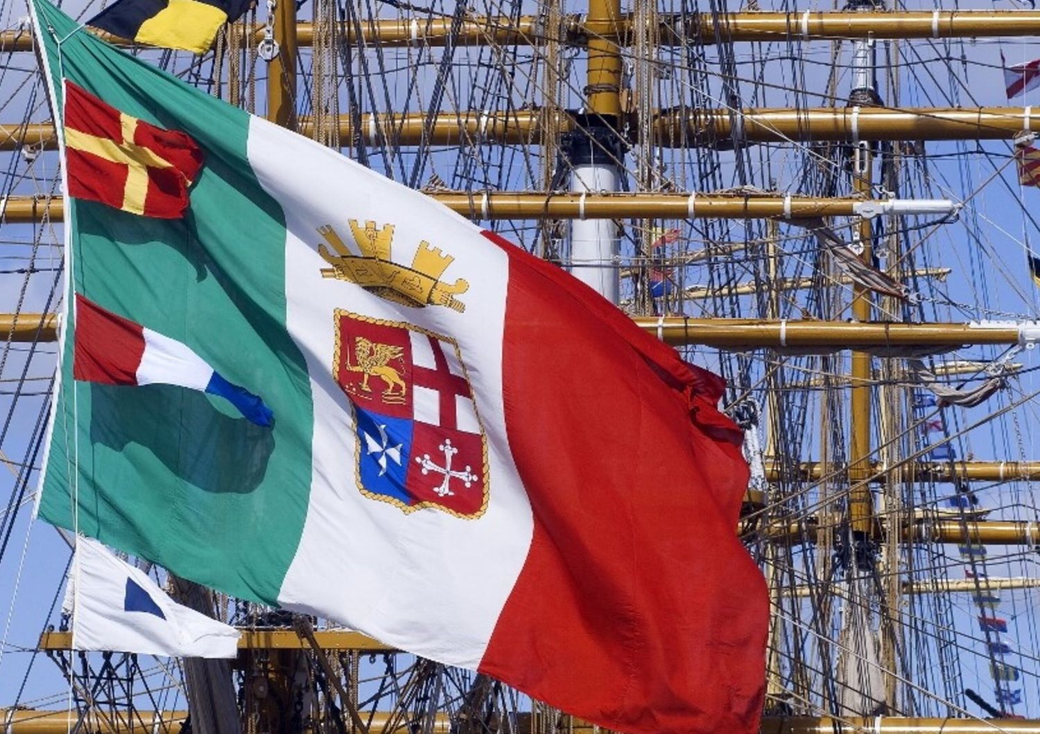 Mâts et drapeau du voilier Amerigo Vespucci