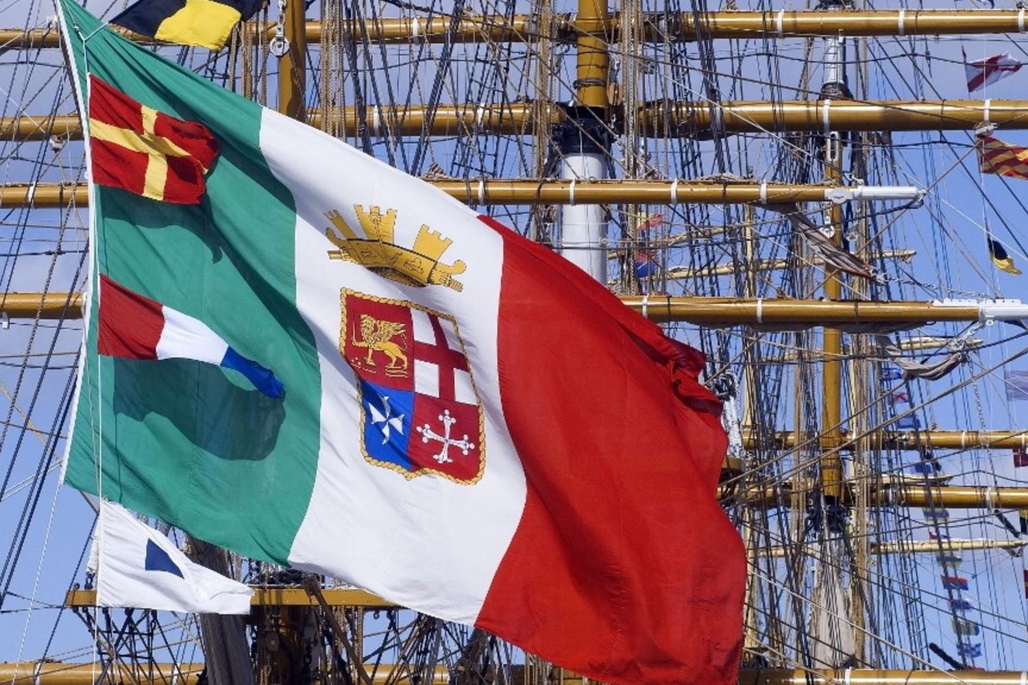 Mâts et drapeau du voilier Amerigo Vespucci