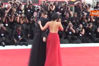 Venezia 81, Winona Ryder e Jenna Ortega posano insieme abbracciate sul red carpet