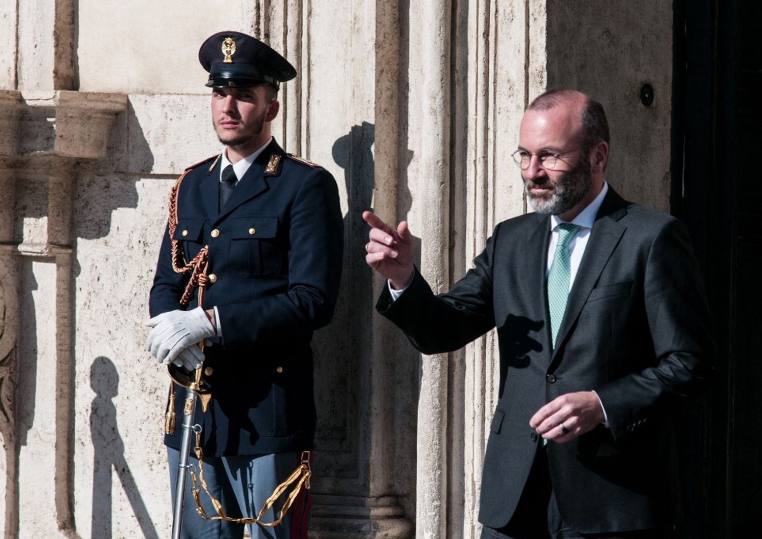 Manfred Weber lascia Palazzo Chigi dopo l'incontro con Giorgia Meloni