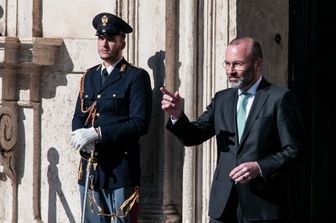 Manfred Weber lascia Palazzo Chigi dopo l'incontro con Giorgia Meloni