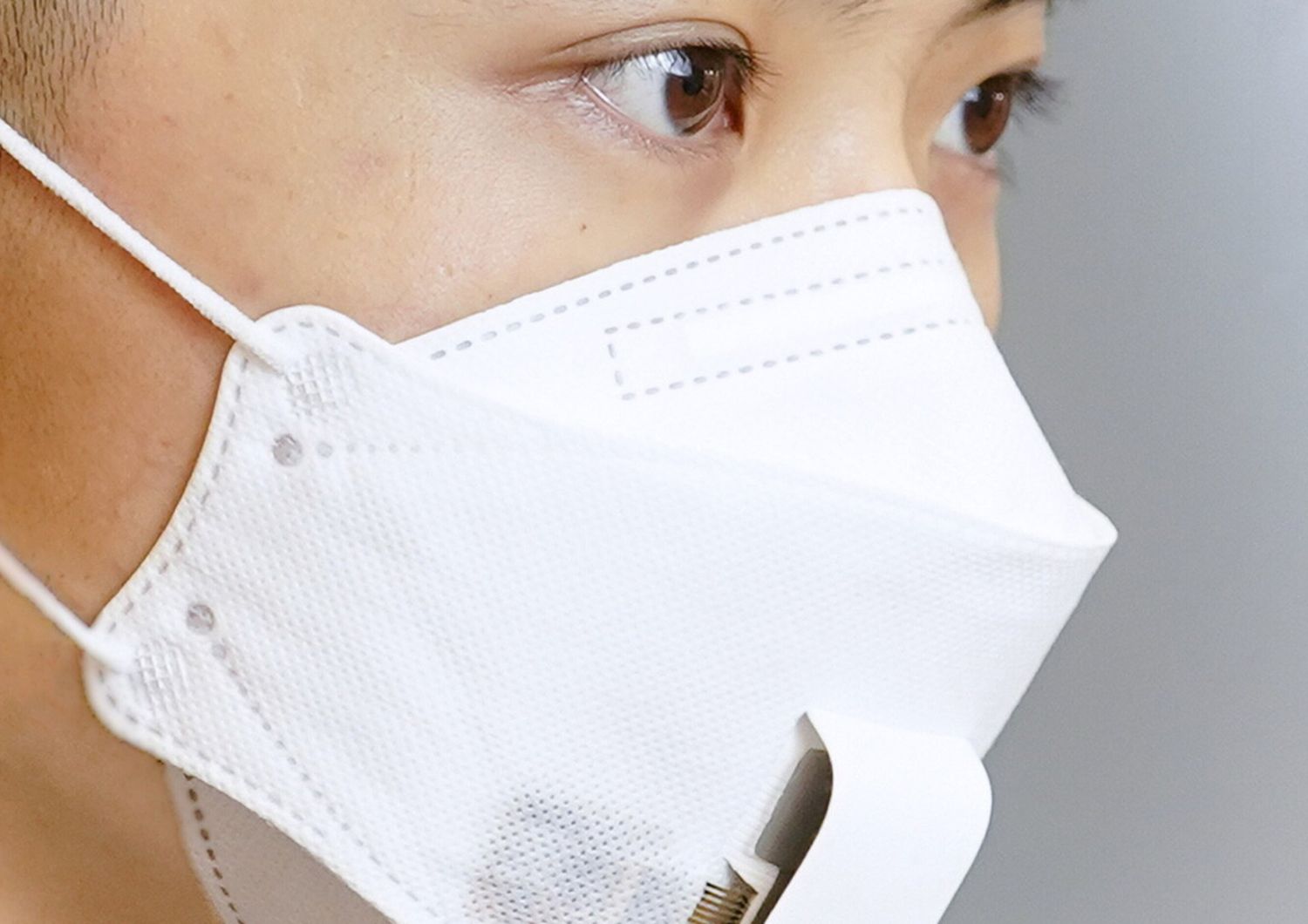 La maschera EBCare è in grado di analizzare in tempo reale le sostanze chimiche presenti nel respiro