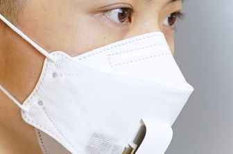 La maschera EBCare è in grado di analizzare in tempo reale le sostanze chimiche presenti nel respiro