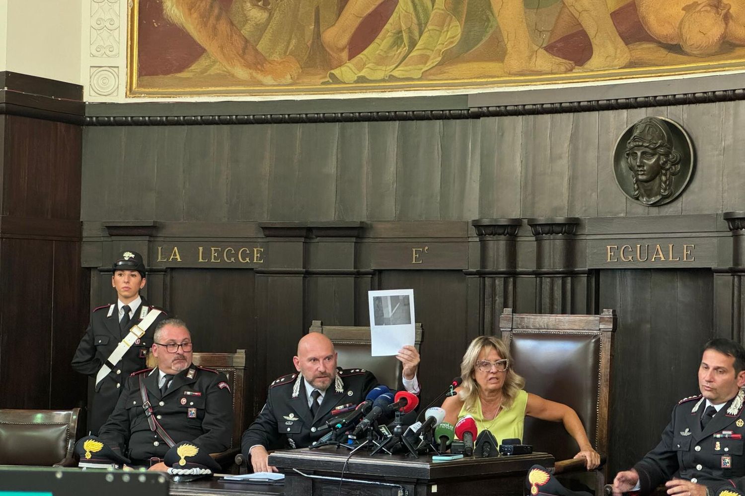 Un carabiniere mostra la sagoma del ciclista killer ripresa da telecamere (un'ombra)