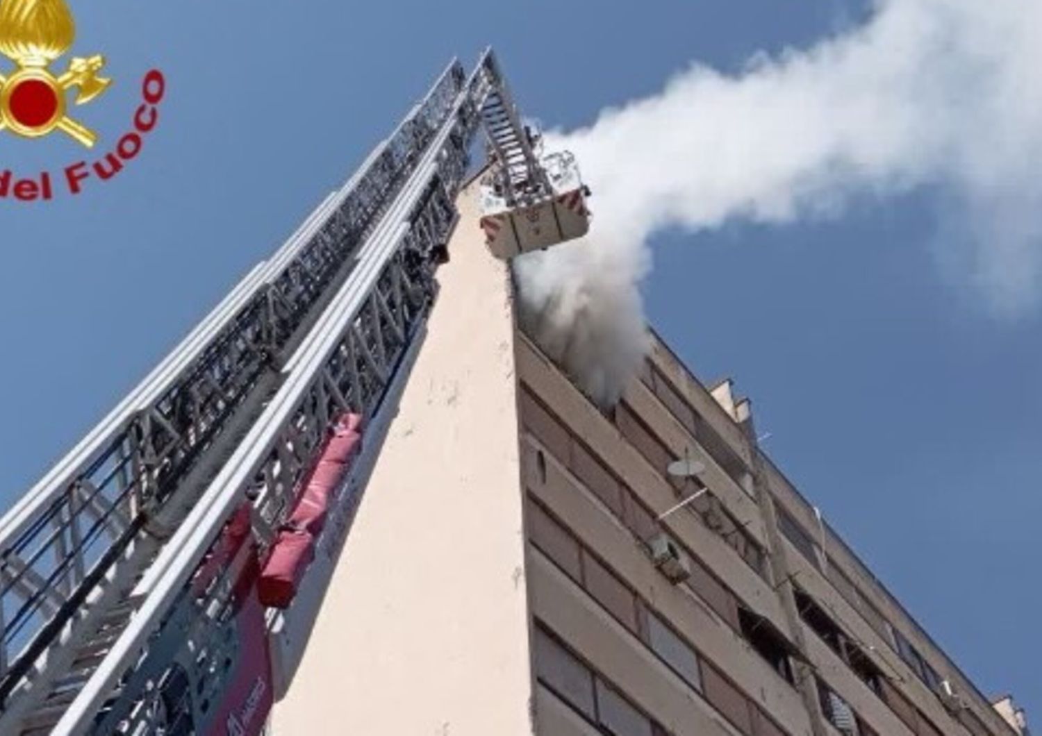 incendio in un palazzo a fonte laurentina soccorso un anziano