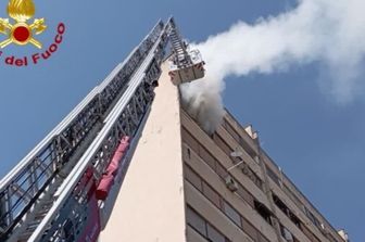 incendio in un palazzo a fonte laurentina soccorso un anziano