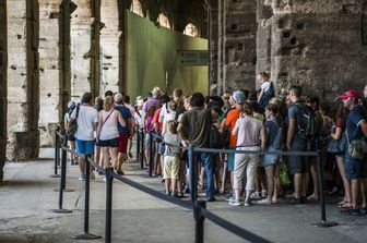 turisti turismo a Roma colosseo (Agf)