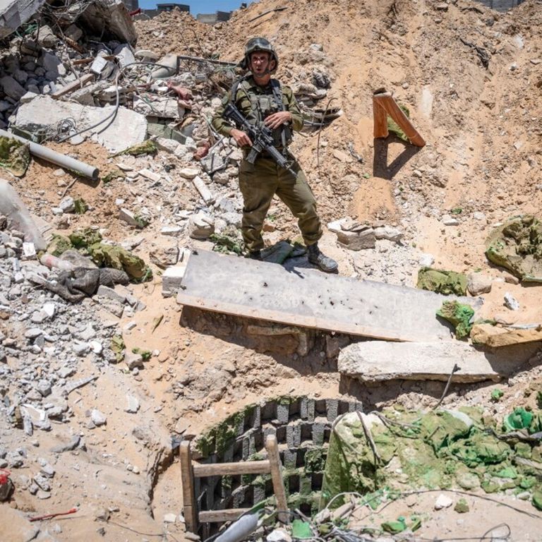 Il portavoce dell'esercito israeliano, il contrammiraglio Daniel Hagari, parla ai media vicino all'ingresso di un tunnel che i militanti di Hamas avrebbero utilizzato nel sud della Striscia di Gaza