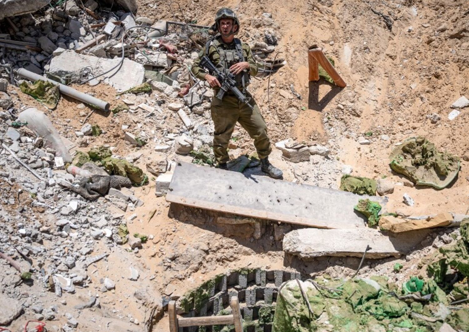 Il portavoce dell'esercito israeliano, il contrammiraglio Daniel Hagari, parla ai media vicino all'ingresso di un tunnel che i militanti di Hamas avrebbero utilizzato nel sud della Striscia di Gaza