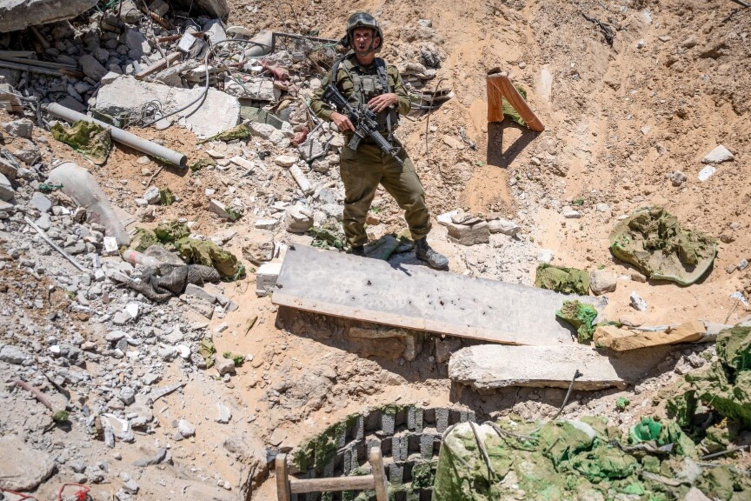Il portavoce dell'esercito israeliano, il contrammiraglio Daniel Hagari, parla ai media vicino all'ingresso di un tunnel che i militanti di Hamas avrebbero utilizzato nel sud della Striscia di Gaza