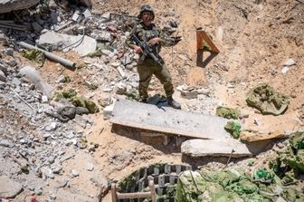 Il portavoce dell'esercito israeliano, il contrammiraglio Daniel Hagari, parla ai media vicino all'ingresso di un tunnel che i militanti di Hamas avrebbero utilizzato nel sud della Striscia di Gaza