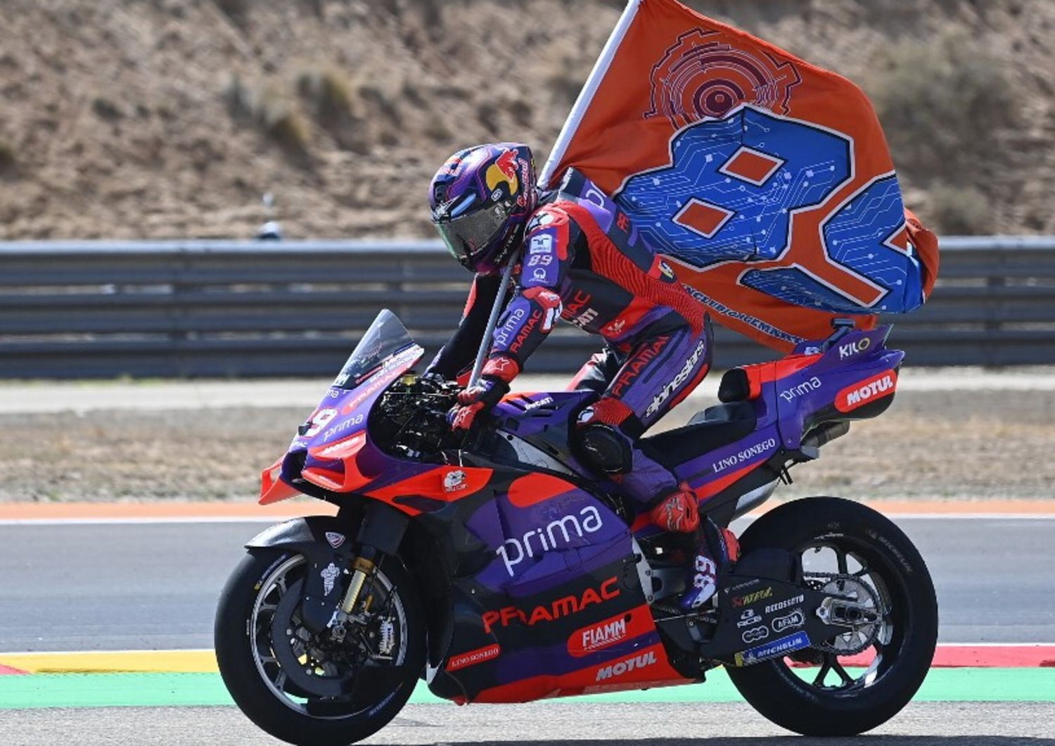 Il secondo classificato del Ducati spagnolo Jorge Martin sfila al termine del Gran Premio di Aragon della MotoGP sul circuito Motorland di Alcaniz, nel nord-est della Spagna