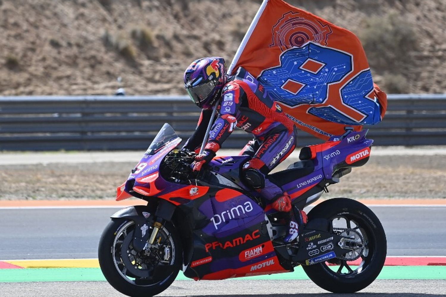 Il secondo classificato del Ducati spagnolo Jorge Martin sfila al termine del Gran Premio di Aragon della MotoGP sul circuito Motorland di Alcaniz, nel nord-est della Spagna