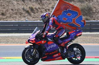 Il secondo classificato del Ducati spagnolo Jorge Martin sfila al termine del Gran Premio di Aragon della MotoGP sul circuito Motorland di Alcaniz, nel nord-est della Spagna