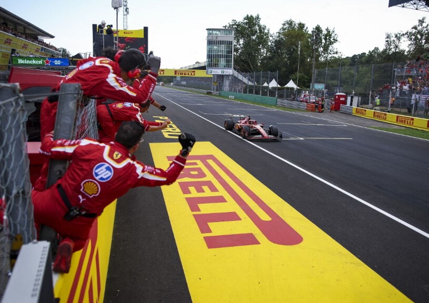 Il team Ferrari in festa per il successo a Monza di Charles Leclerc