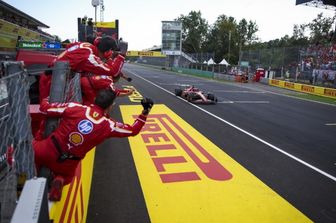 Il team Ferrari in festa per il successo a Monza di Charles Leclerc