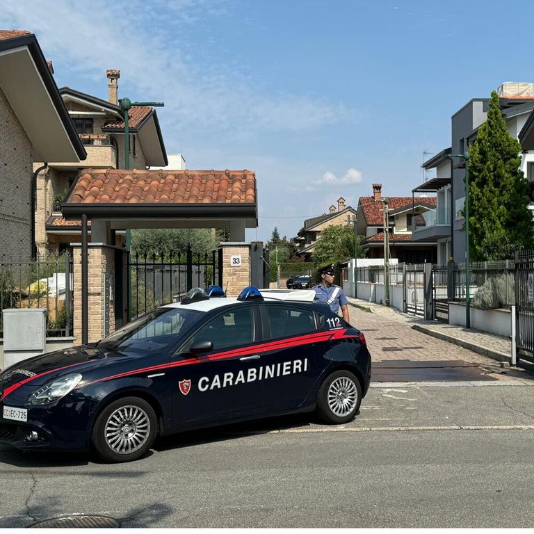 L'auto dei carabinieri a Paderno Dugnano