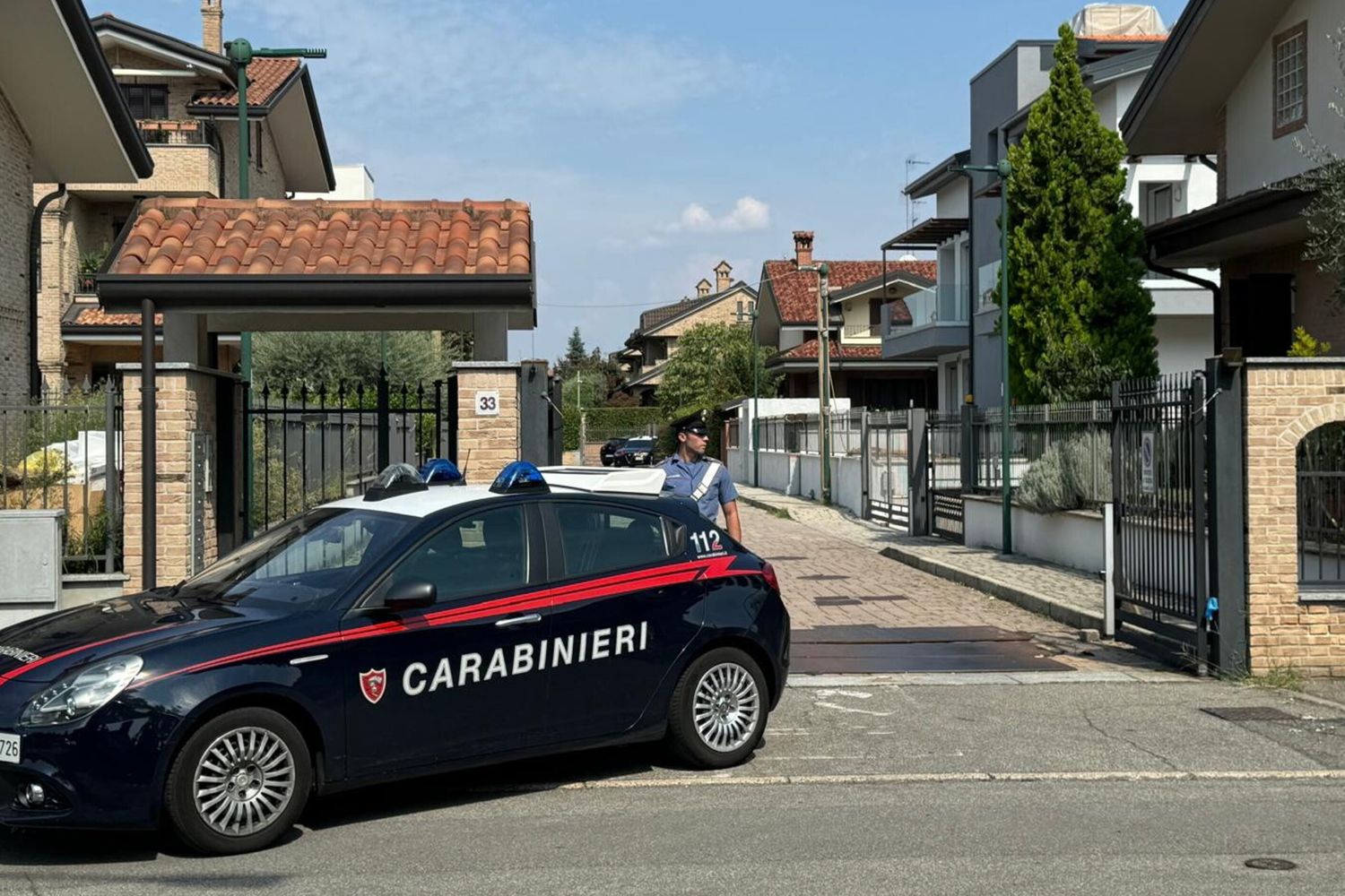 L'auto dei carabinieri a Paderno Dugnano