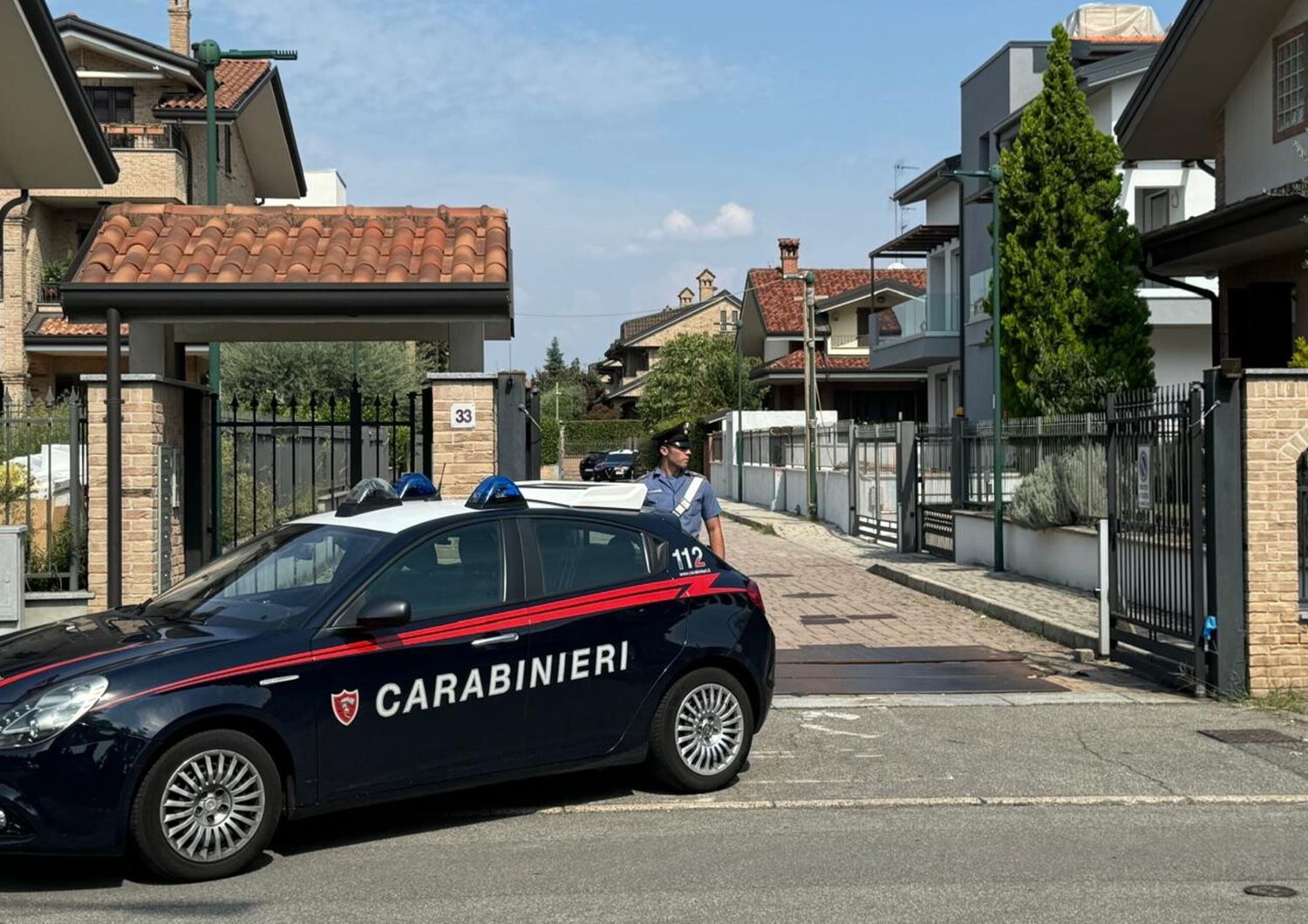 L'auto dei carabinieri a Paderno Dugnano