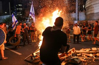 medio oriente scontri tra manifestanti e polizia nei cortei in israele