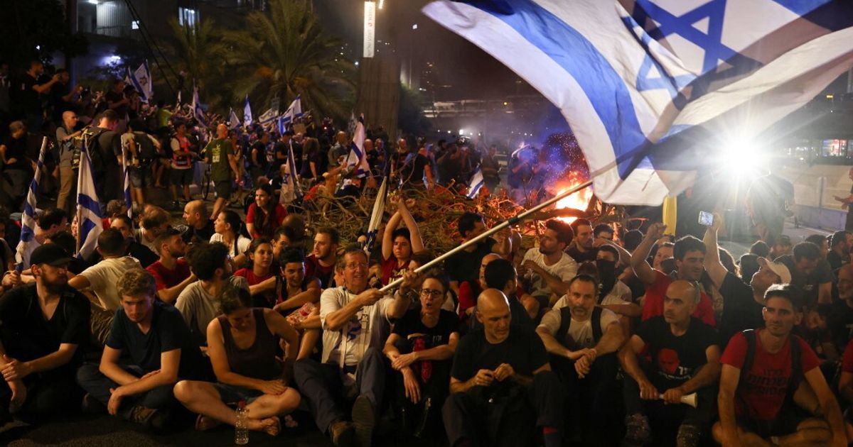 la grève générale commence, les routes bloquées et les arrestations pour la libération des otages