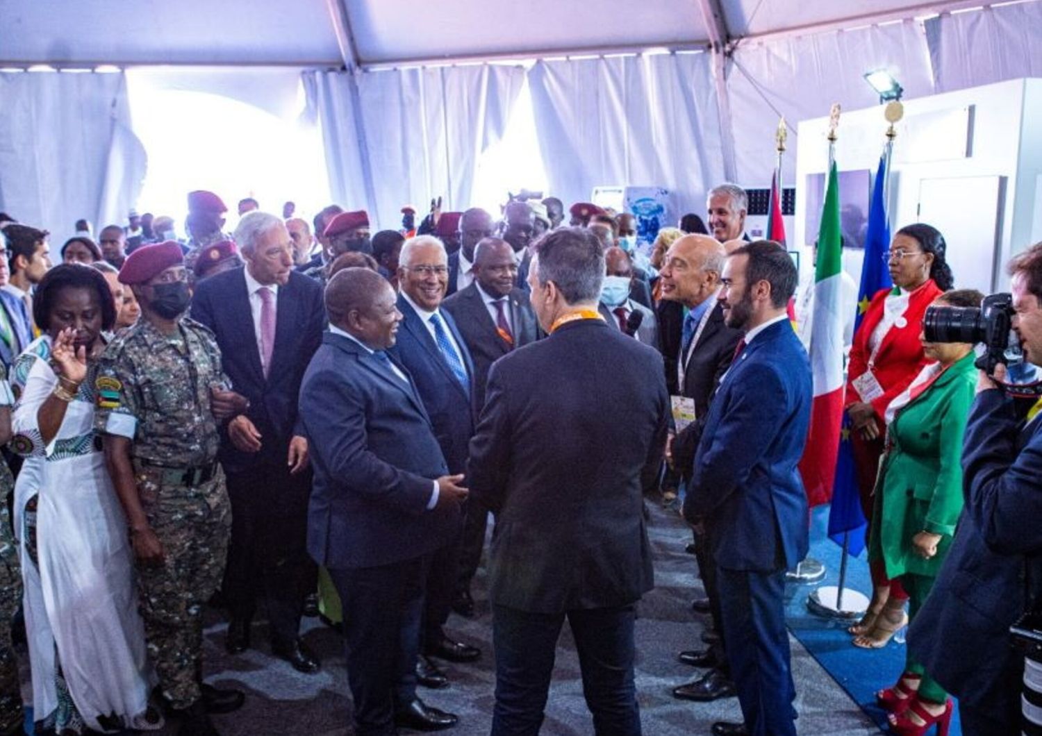 Le président du Mozambique avec l'ambassadeur d'Italie à Maputo dans le pavillon italien, Foire FACIM 2024