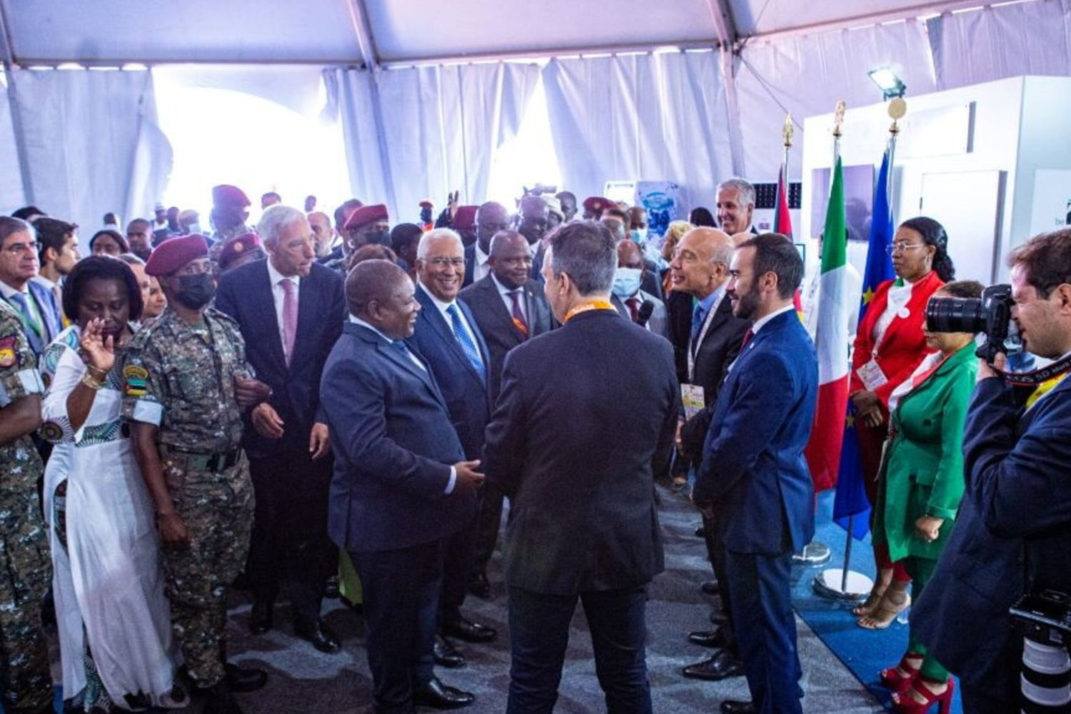 Le président du Mozambique avec l'ambassadeur d'Italie à Maputo dans le pavillon italien, Foire FACIM 2024