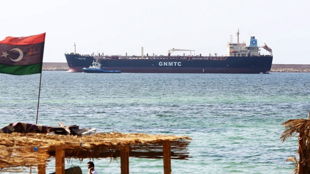 Le pétrolier libyen  "Anwar Libya" arrive au port de Tripoli