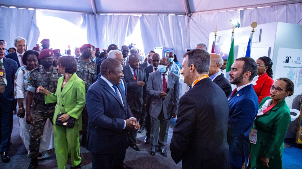 Le président du Mozambique, Filipe Nyusi, visite le pavillon italien