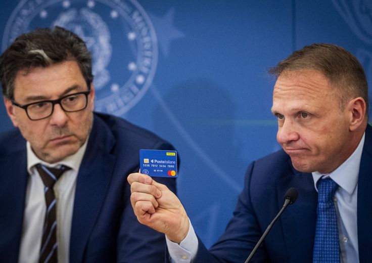 Giancarlo Giorgetti e Francesco Lollobrigida con la carta Dedicata a Te