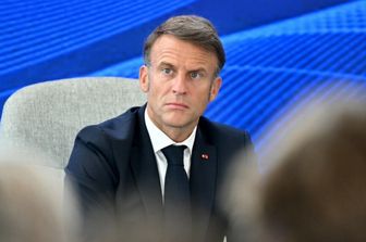 macron propone bertrand premier alla destra