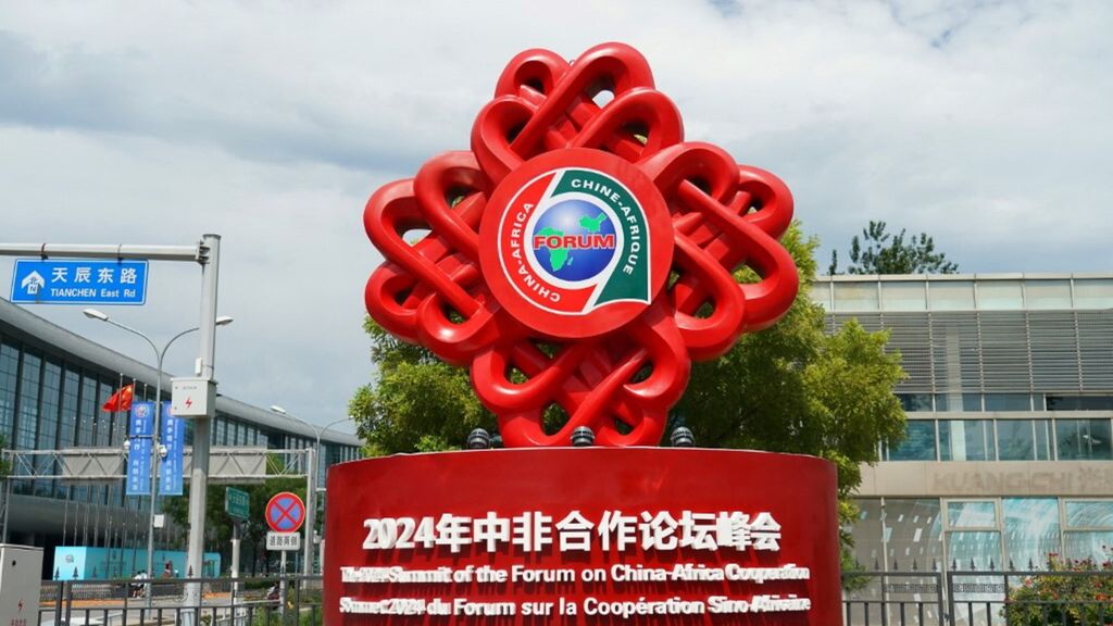 Le logo du sommet Focac 2024  près du China National Convention Center à Pékin